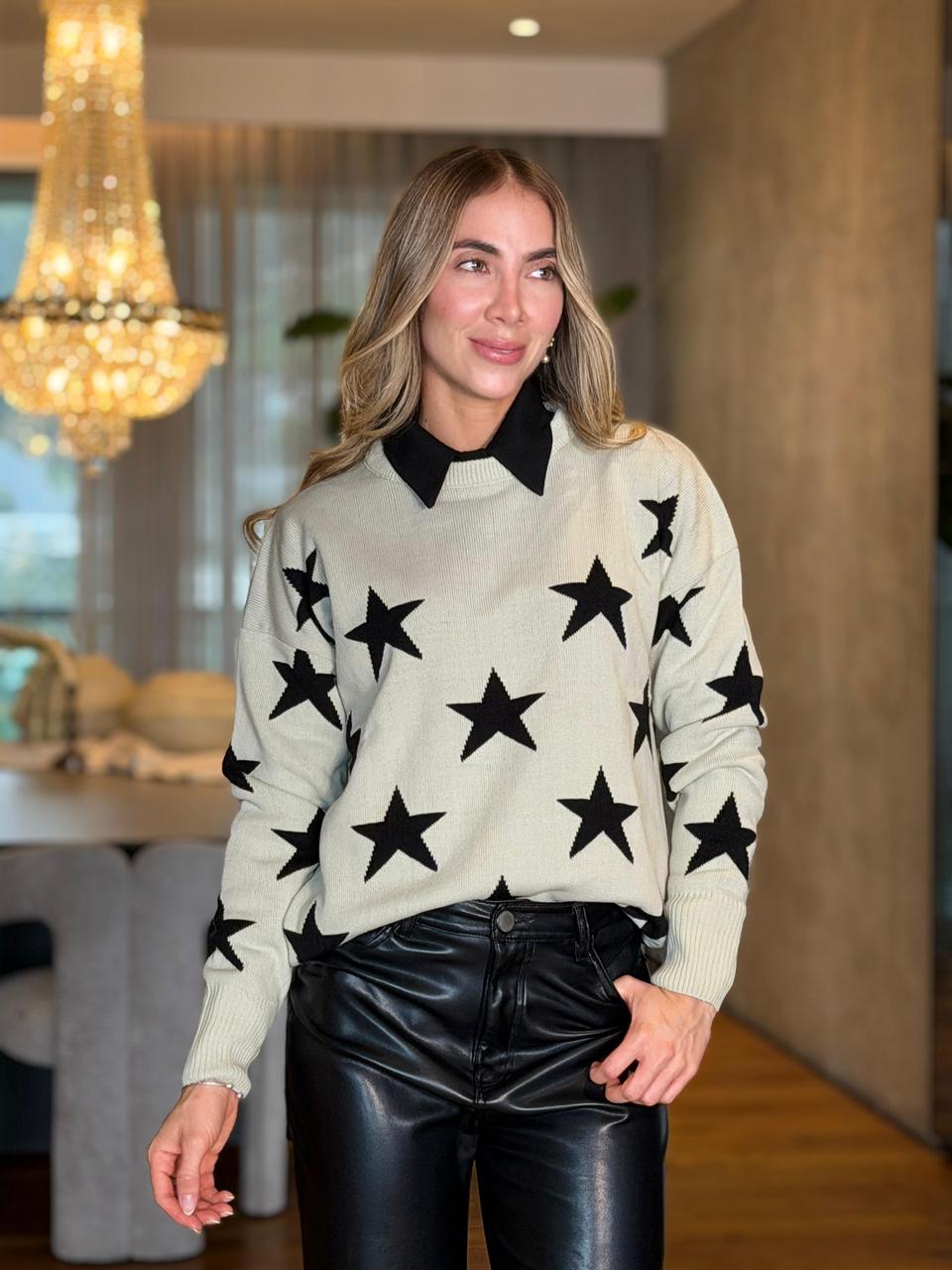 Buzo Alaska beige con estrellas negras estilo minimalista vanguardista