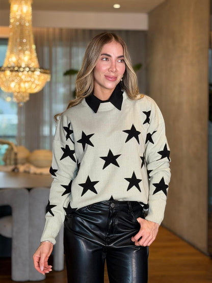 Buzo Alaska beige con estrellas negras estilo minimalista vanguardista