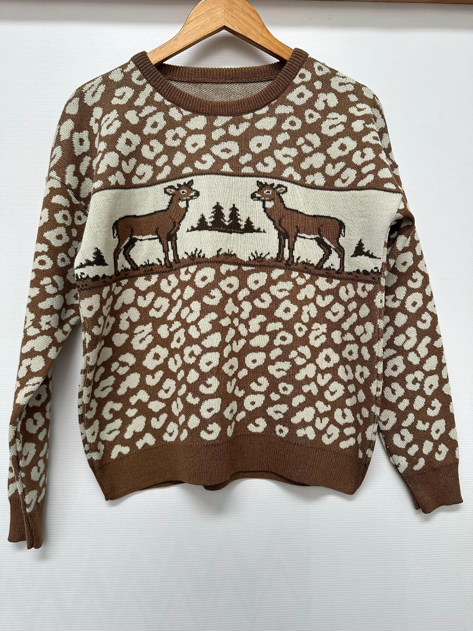 Buzo Fawn & Bold color cafe con leche diseño hibrido leopardo venados Tejidos Buckl